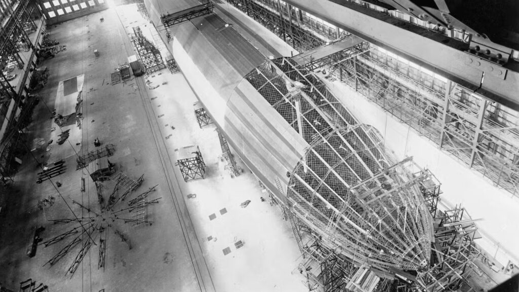 Construction of the USS Shenandoah in 1923