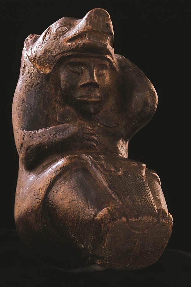 The Shaman of Newark is a small stone sculpture of a person wearing bear regalia and holding a detached human head. The person holding the head does not appear to be a warrior, but rather some kind of spiritual leader. (Courtesy of the estate of Edmund Carpenter)